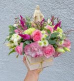 Box de flores com imagem de Nossa Senhora Lilly em Goiânia - Florices