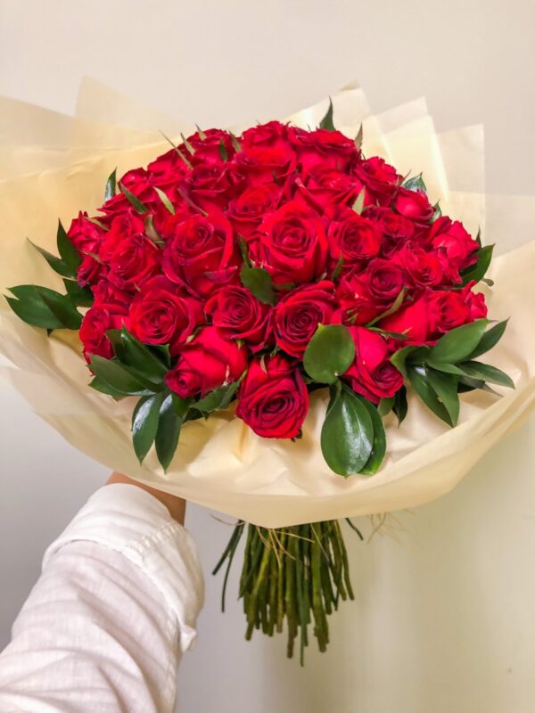 BUQUE 100 ROSAS VERMELHAS