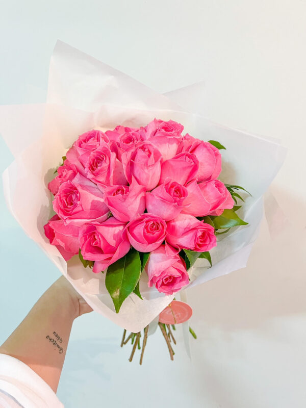 BUQUE DE ROSAS COLORIDAS EM GOIÂNIA